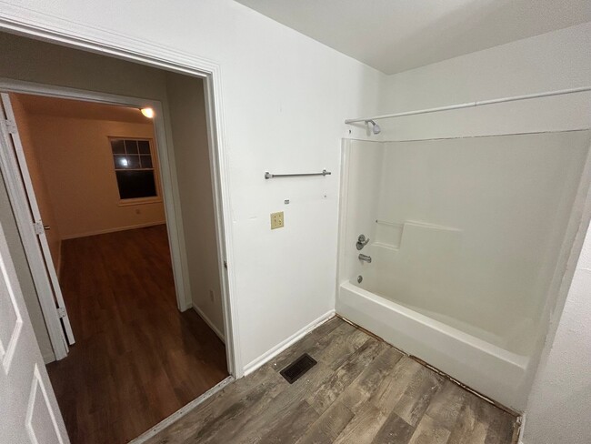 Building Photo - 608 Hope St