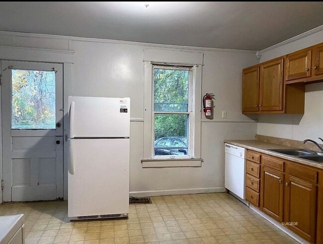 Kitchen - 175 N Lancaster St