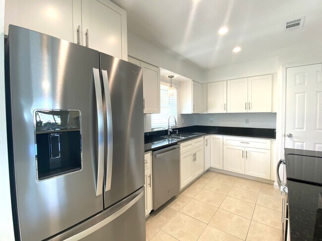 Foto del edificio - Beautifully Remodeled 2 Bedroom Port Orang...