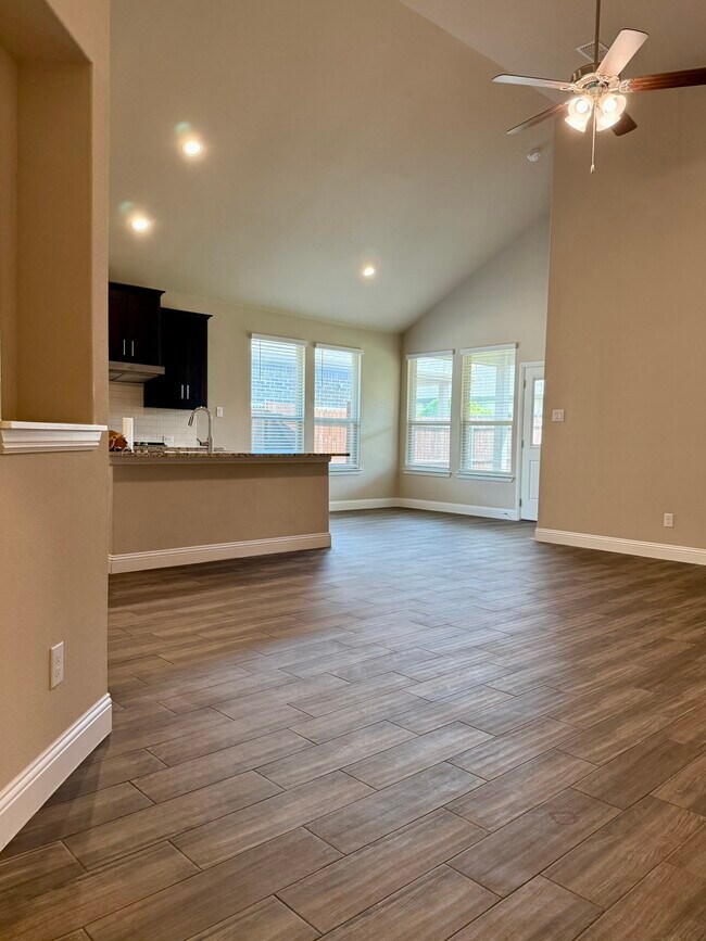 Open floor plan - 11516 Lavonia Rd