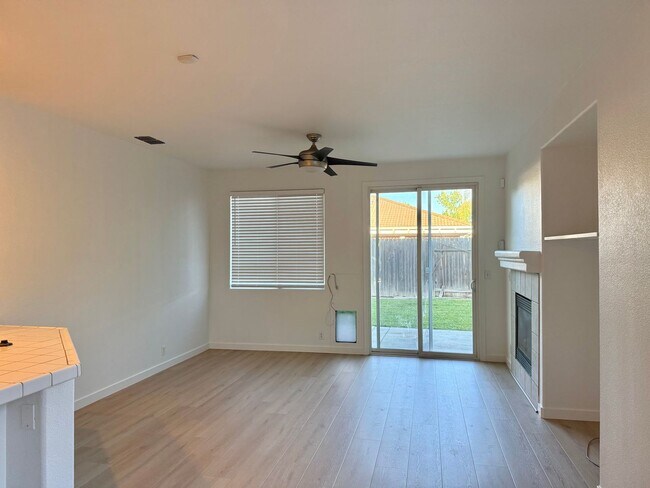 Foto del edificio - 3 bed 2 bath 2 Car Garage