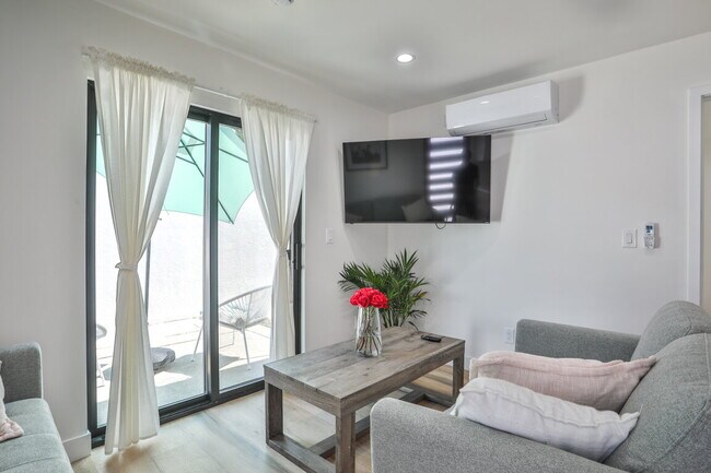 Foto del edificio - Beautiful, Fully Furnished 1BR w/ appliances wash/dryer INCL