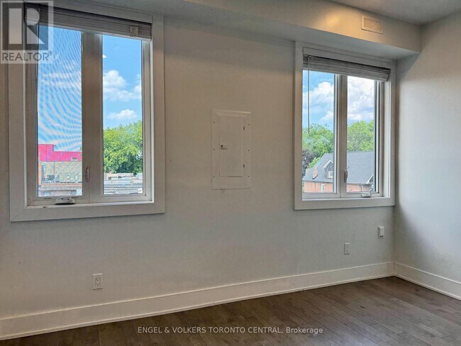 Photo du bâtiment - 1415-1415 Gerrard St E