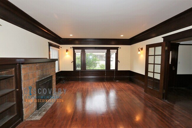 Building Photo - Lakeshore Three Bedroom Craftsman Home