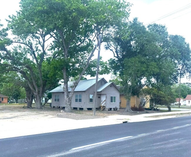 Building Photo - 907 E Jackson St
