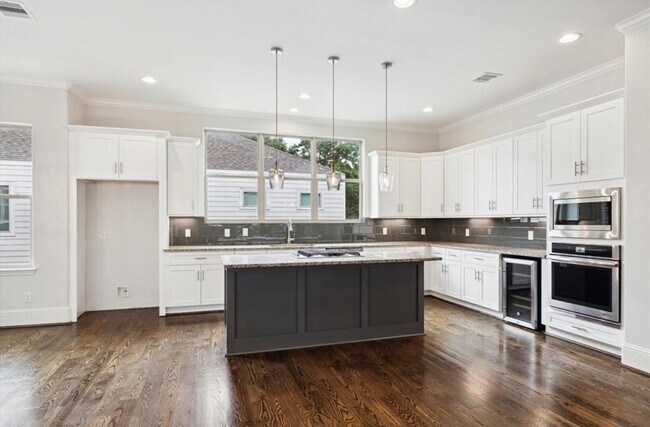 Foto del edificio - 1230 W 25th St