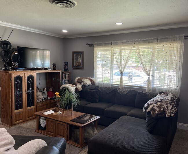 Building Photo - 905 Charter Oaks Ct