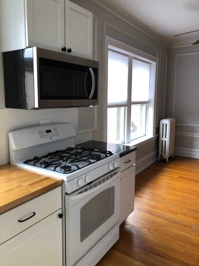 Building Photo - 228 N Oak Park Ave