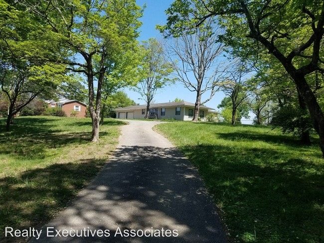 Building Photo - 4 br, 2 bath House - 5820 Tazewell Pike