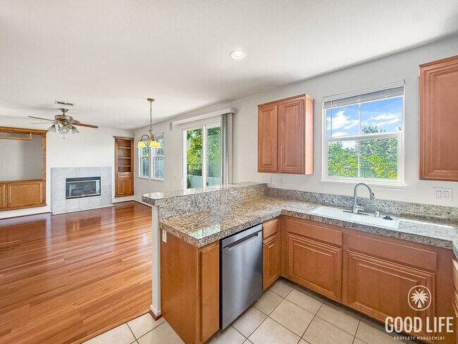 Building Photo - 3B 2.5BA Townhouse End-Unit in Eastlake Vi...