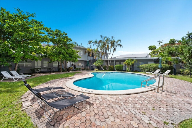 Building Photo - 913 NE 18th Ave