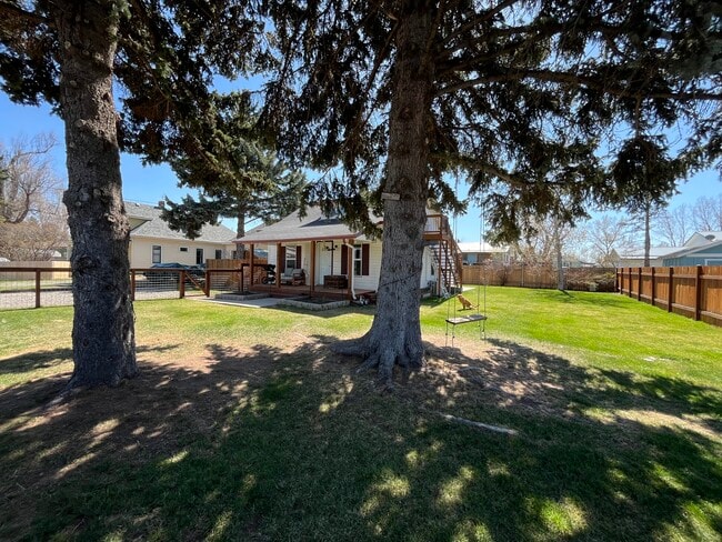 Building Photo - 202 E Rosebud Ave