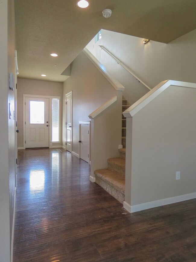Building Photo - 3 Bedroom Corner lot Available in Carlton !