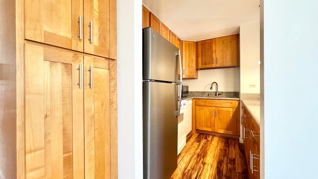 Building Photo - UPDATED 2 BEDROOM UNIT IN CONVENIENT PUNAHOU