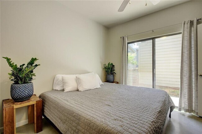 Foto del edificio - 3405 Charlotte Rose Drive
