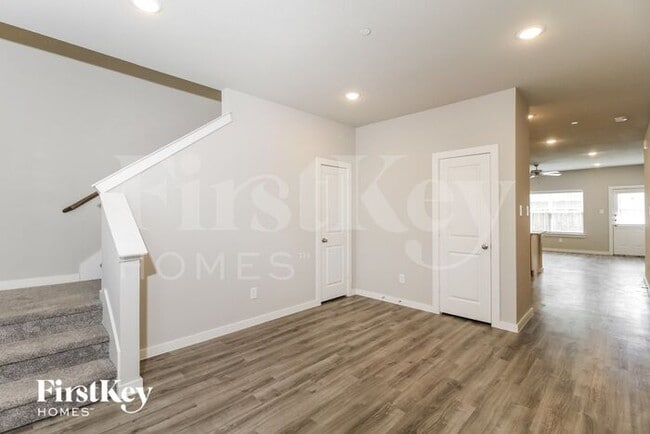 Building Photo - 610 Ava Trl