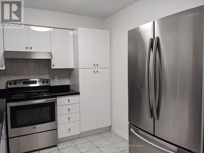 Building Photo - 18-2318 Sommerset Way