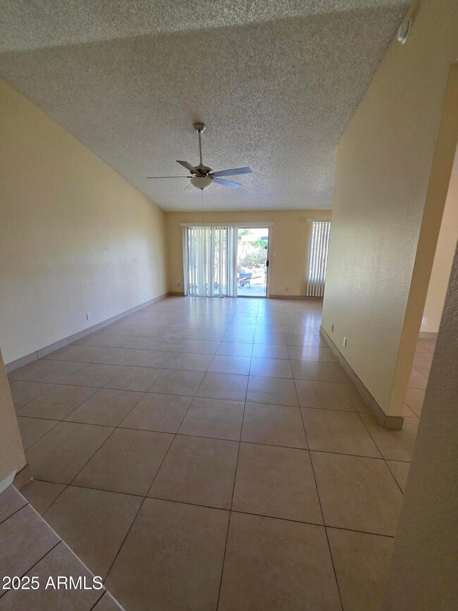 Foto del edificio - 10470 E Clinton St