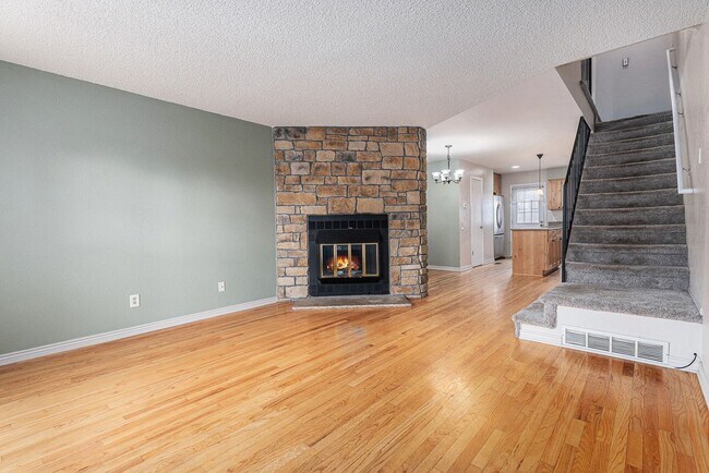 Foto del edificio - 3 Bedroom 2 Bathroom End Unit Townhome!