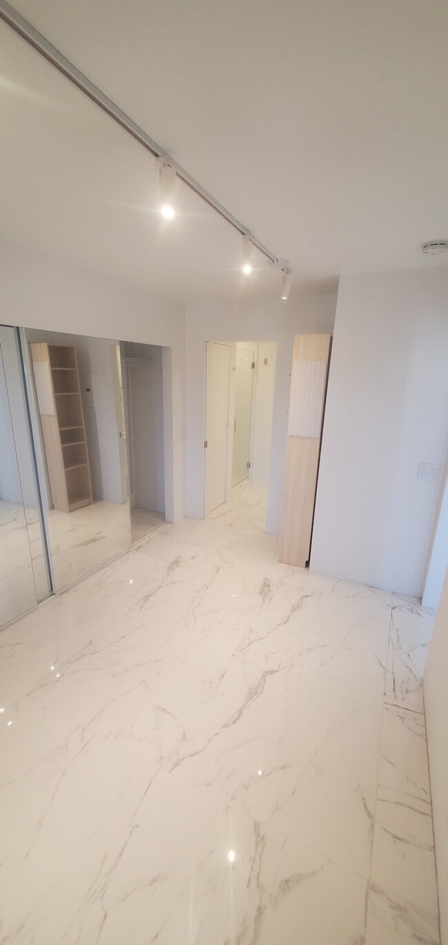 Foto del edificio - 705 E Balboa Blvd