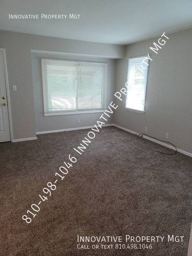 Building Photo - 3 bedroom home with brand NEW carpet and a...