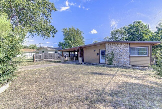 Building Photo - 1410 Kamar Dr