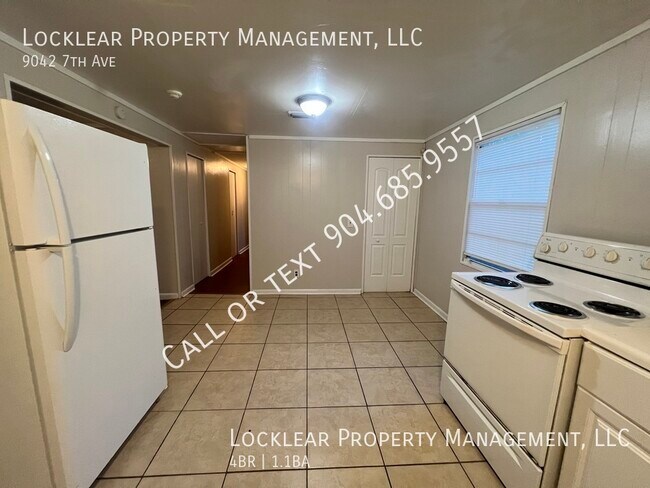 Building Photo - Spacious 4 Bed, 1.5 Bath Home!