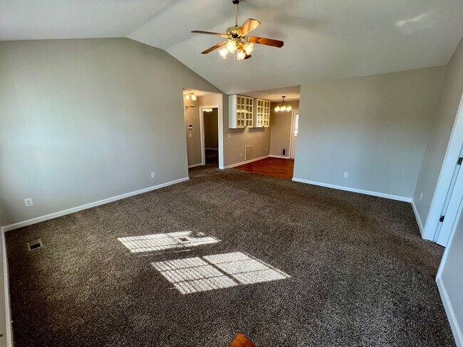 Building Photo - 3 Bed, 2 Bath Ranch Style House in Murfree...