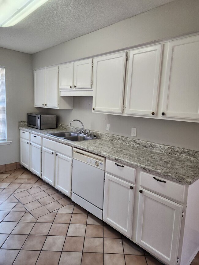 Foto del edificio - 3 bedroom, 2 bath Norwood home with new HVAC, new roof and fenced in backyard.