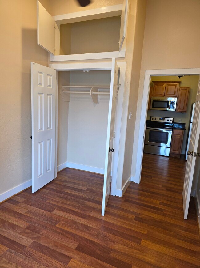 Armario del dormitorio trasero - 1017 11th St