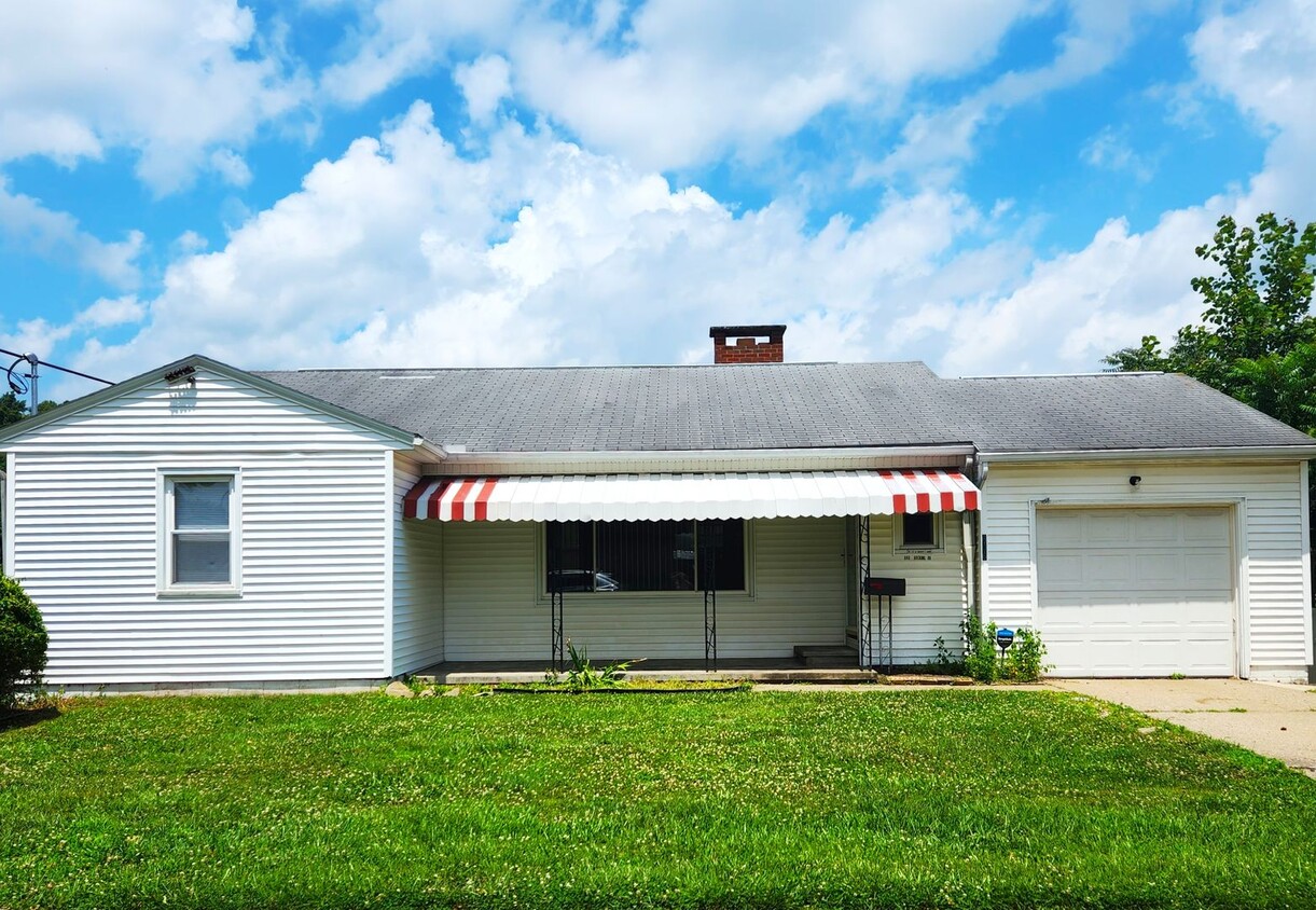 Primary Photo - Conveniently located Belpre Home