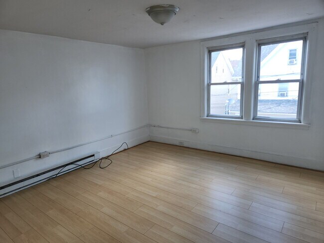Building Photo - 328 W Green St