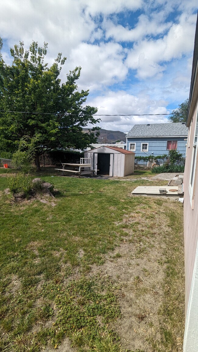 Building Photo - 1007 Della Ave