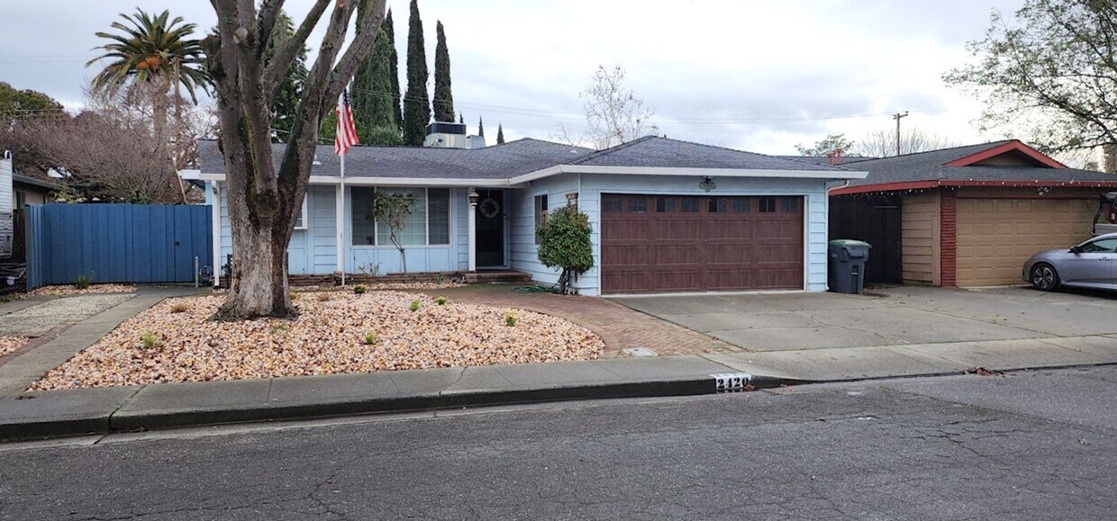 Primary Photo - Classic Meets Vintage! Beautiful 3-Bed 2-B...