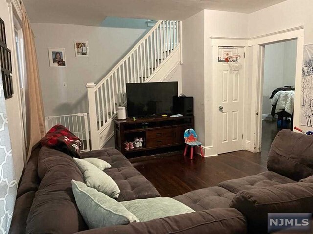 Foto del edificio - 46 Meadow Rd