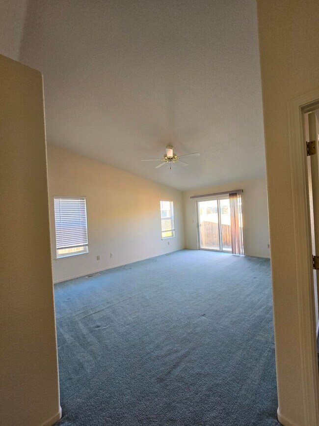 Foto del edificio - 2 Bedroom/2 Bathroom with 2 car garage