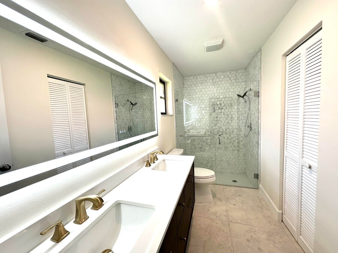 Building Photo - 6410 Royal Manor Cir
