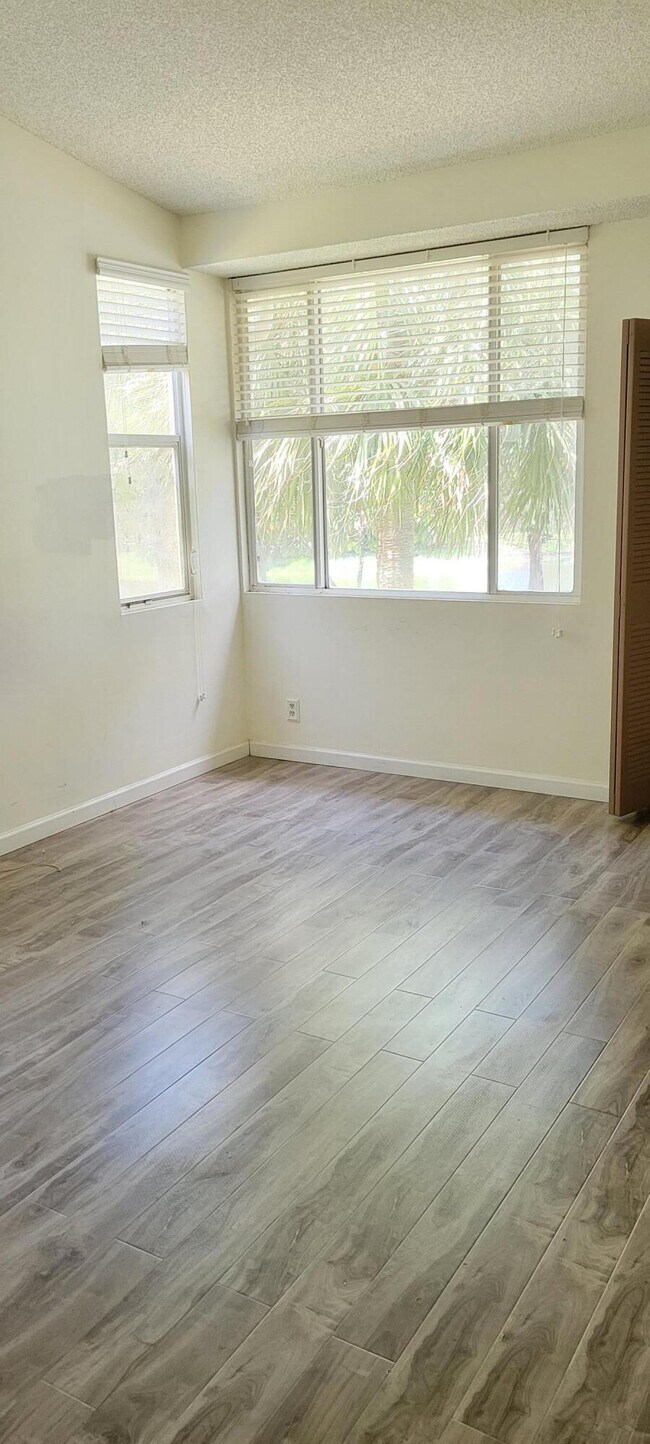 Building Photo - 611 Lyons Rd