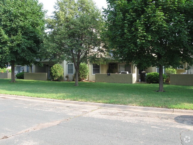 Building Photo - 1703 Fairway Dr