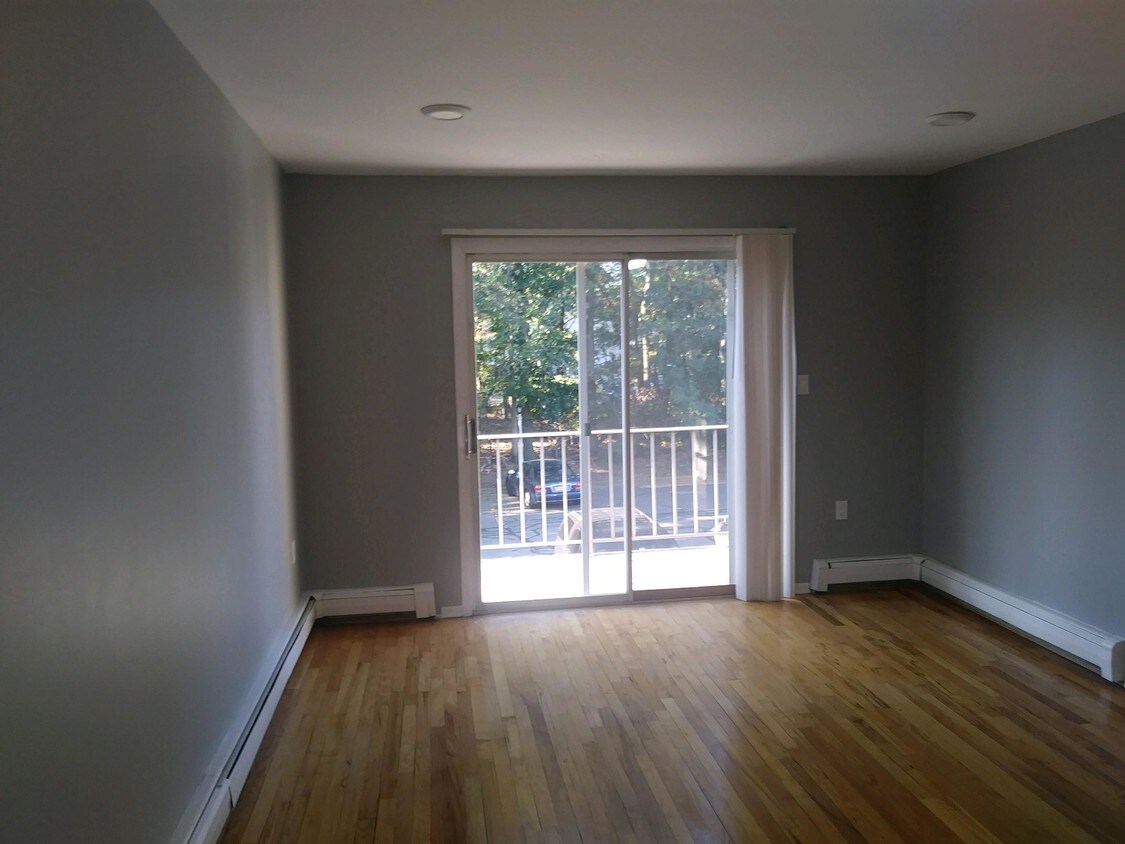 L/R and balcony - 402 Cranbury Rd