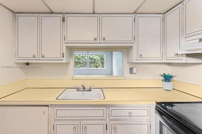 Building Photo - 5011 W Oakland Park Blvd