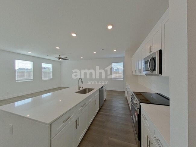 Building Photo - 5880 Vaes Dothrak St