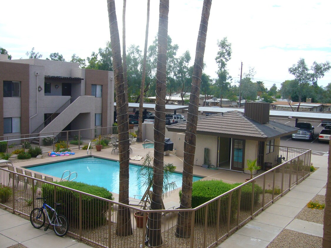 Pool, Pool House, BBQ - 1065 W 1st St