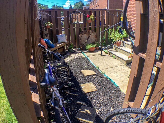 Foto del edificio - BEAUTIFUL 2 Bedrooms + 1 FULL Bath with Re...