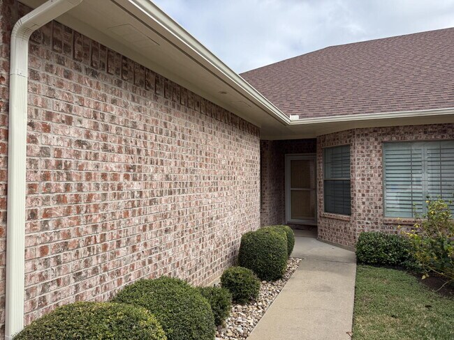 Foto del edificio - Modern Comfort Meets Cozy Living on Casual Cir!