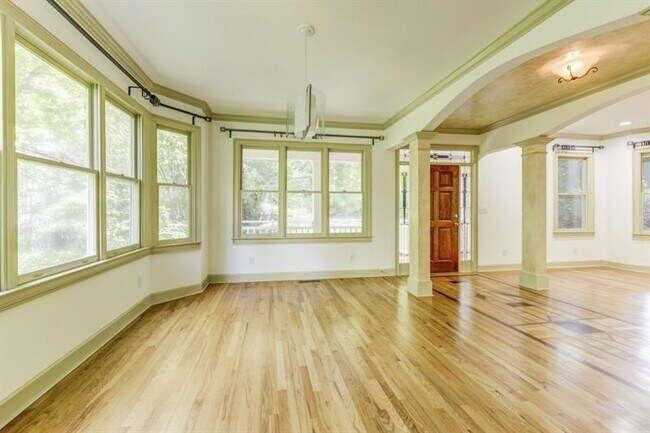 Building Photo - 743 San Antonio Dr NE