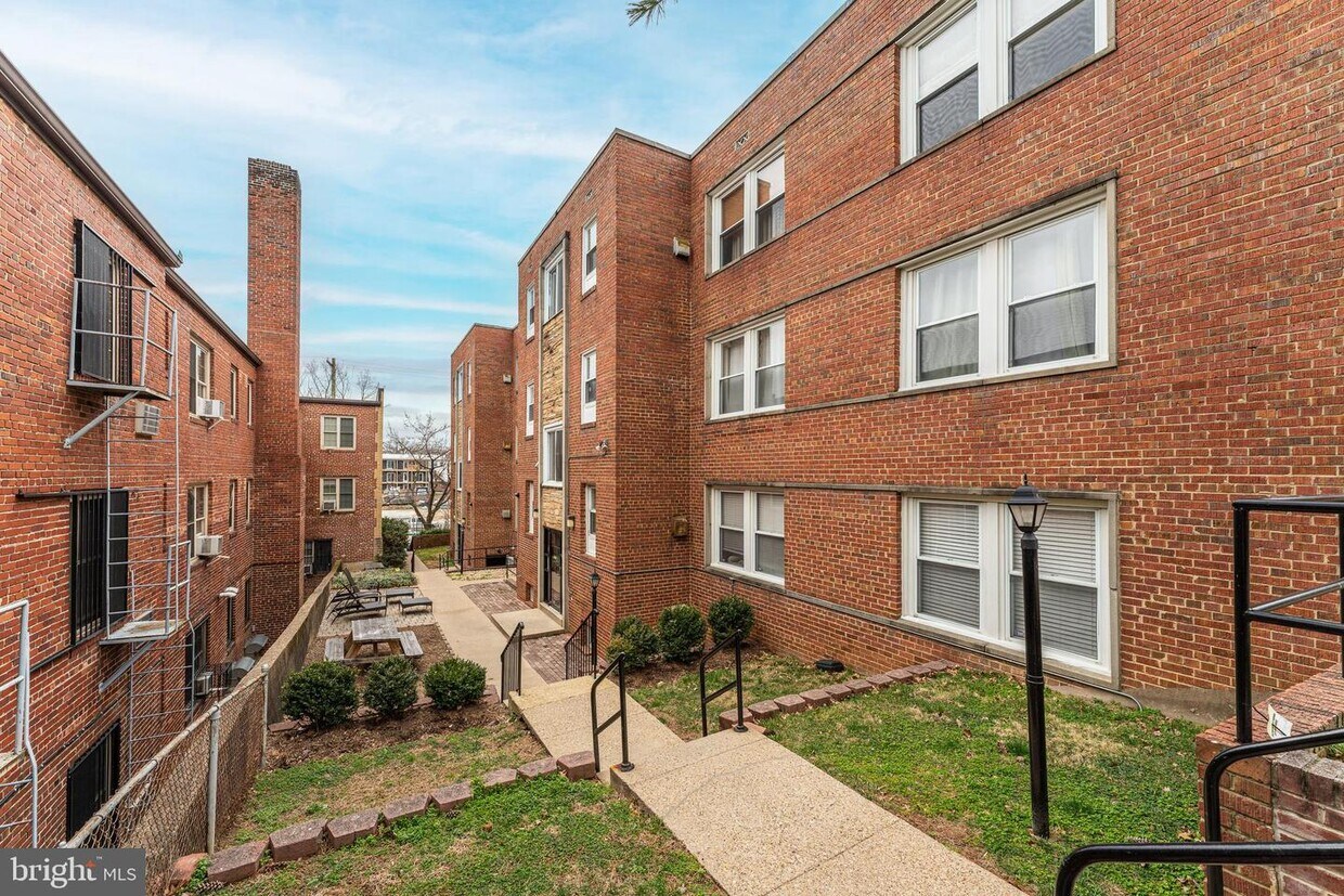 Primary Photo - 33 Kennedy St NW
