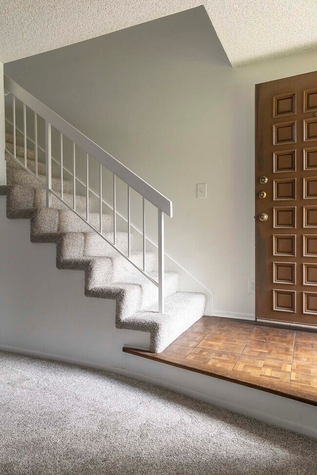 Entryway Stairs - 1605 Dalmatia Dr