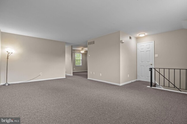 Building Photo - 560B Thrush Ct