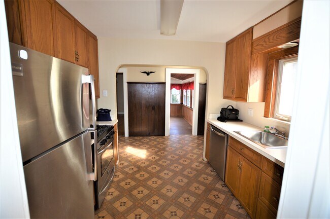 Building Photo - 159 Bentley St